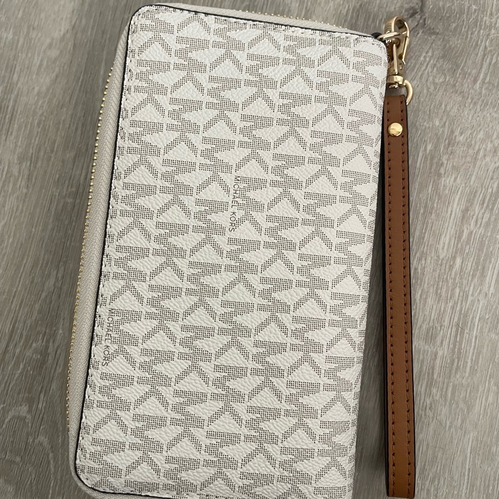 Michael Kors Vanilla Wristlet - Picture 7 of 8